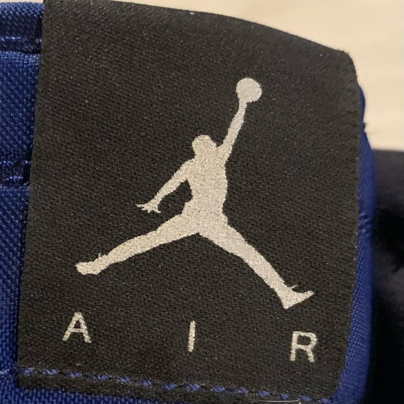 Nike Air Jordan 1 Retro - Picture 4 of 9